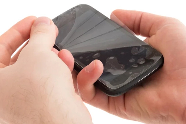 Cách xử lý bóng khí ra khỏi tấm bảo vệ màn hình smartphone - Ảnh 2.