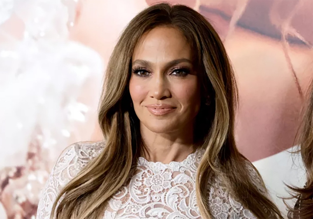 Jennifer Lopez mê nghệ thuật và... hàng hiệu - Ảnh 1.