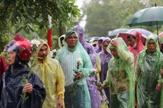 Dân làng đội mưa đón linh cữu liệt sĩ hy sinh do sạt lở đèo Bảo Lộc - Ảnh 2.