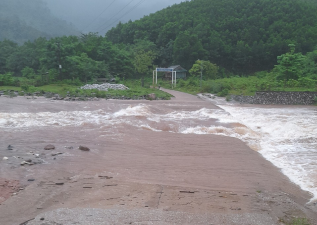 Quảng Bình: Mưa lớn, nước lũ tràn về chia cắt bản vùng núi - Ảnh 1.