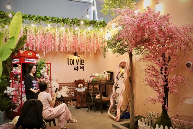 Những quán cà phê tựa như vườn hoa thu nhỏ tại TP.HCM - Ảnh 3.