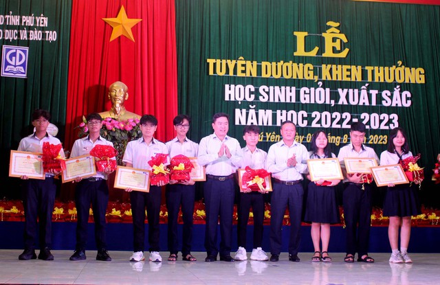 Phú Yên: Tuyên dương, khen thưởng 234 giáo viên và học sinh giỏi, xuất sắc - Ảnh 2.