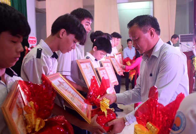 Phú Yên: Tuyên dương, khen thưởng 234 giáo viên và học sinh giỏi, xuất sắc - Ảnh 1.