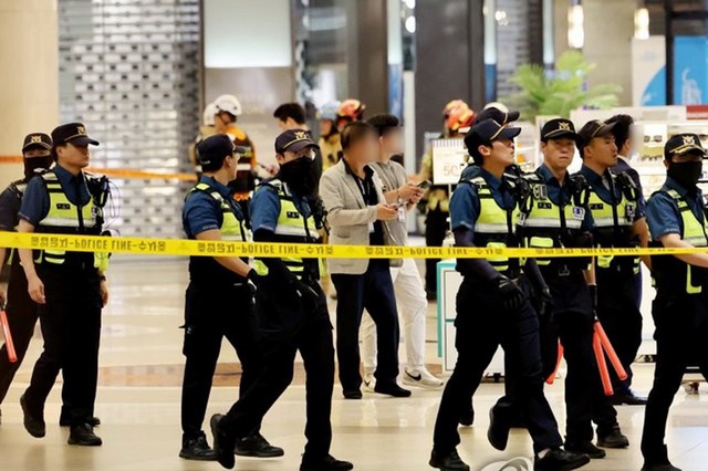 Lao xe, đâm dao khiến nhiều người bị thương tại Hàn Quốc - Ảnh 1.