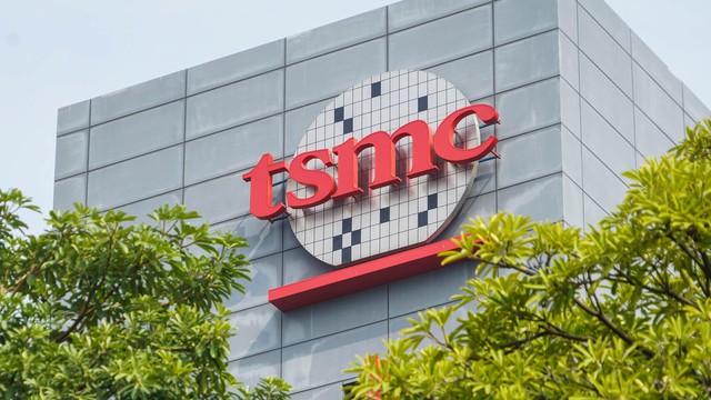 TSMC bị chỉ trích vì đưa nhân công Đài Loan vào Mỹ - Ảnh 1.