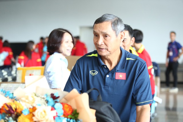 Huỳnh Như đội nón lá ở sân bay Nội Bài, Thanh Nhã ký tặng khán giả - Ảnh 3.