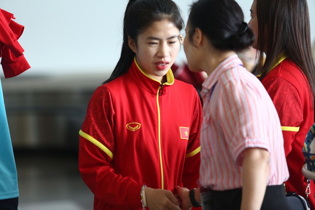 Huỳnh Như đội nón lá ở sân bay Nội Bài, Thanh Nhã ký tặng khán giả - Ảnh 11.