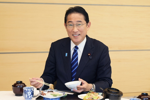 Thủ tướng Nhật ăn cá 'ngon và an toàn' từ Fukushima - Ảnh 1.