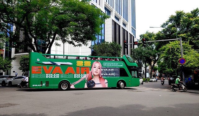 Hình ảnh Hoàng Yến Chibi giữa màu xanh lá cây nổi bật của EVA Air trên chiếc xe buýt khiến ai qua đường cũng phải ngoái lại nhìn
