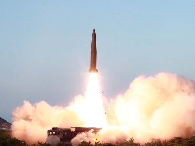 Triều Tiên phóng tên lửa sau khi máy bay ném bom Mỹ tập trận tại khu vực - Ảnh 1.
