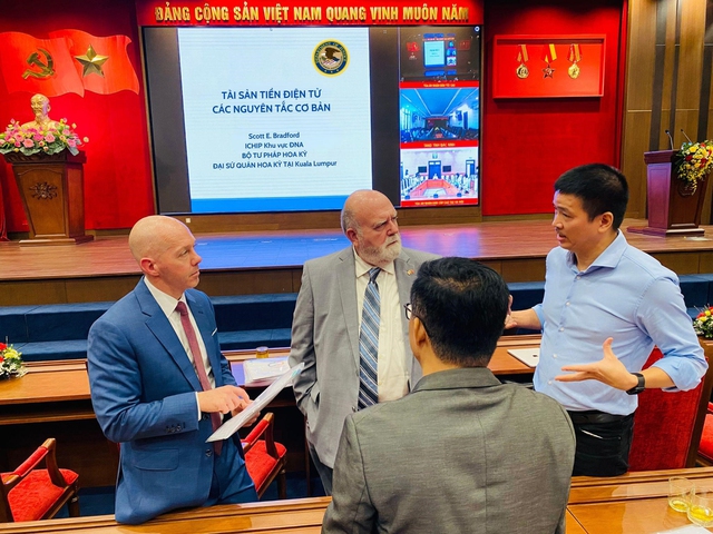 Ông Phan Đức Trung, Phó chủ tịch Thường trực Hiệp hội Blockchain Việt Nam chia sẻ về chương trình chống lừa đảo ChainTracer với ông Scott Bradford (ngoài cùng bên trái) và ông Samuel Juett (chính giữa)