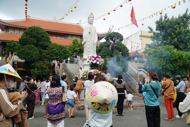 Lễ Vu Lan: Người trẻ đến chùa nhớ về cha mẹ - Ảnh 7.