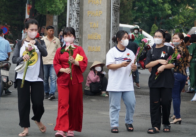 Lễ Vu Lan: Người trẻ đến chùa nhớ về cha mẹ - Ảnh 1.