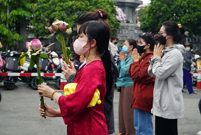 Lễ Vu Lan: Người trẻ đến chùa nhớ về cha mẹ - Ảnh 5.