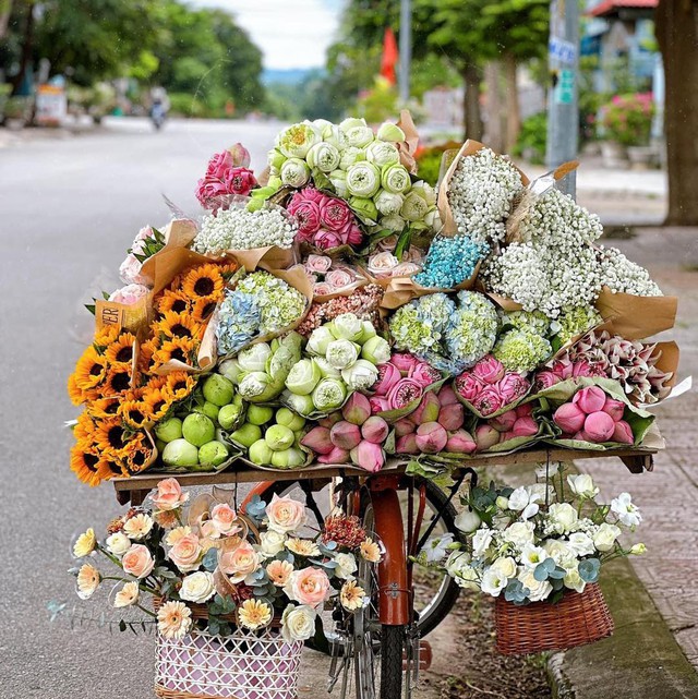 Xe hoa mùa thu Hà Nội phiên bản... Quảng Trị hút hồn nhiều người - Ảnh 1.