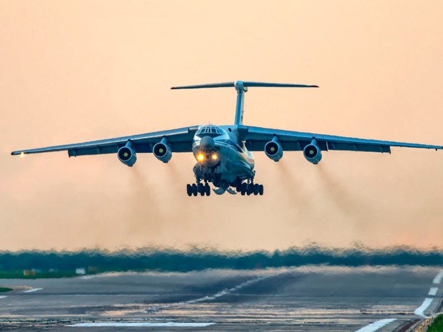 Sân bay Nga bị UAV tấn công, 4 phi cơ quân sự hư hại - Ảnh 1.