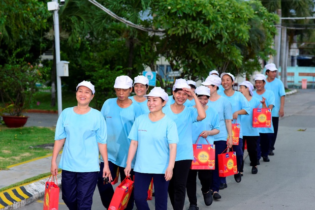 Công ty gây bão mạng vì tặng bánh Trung thu xịn cho công nhân - Ảnh 1.