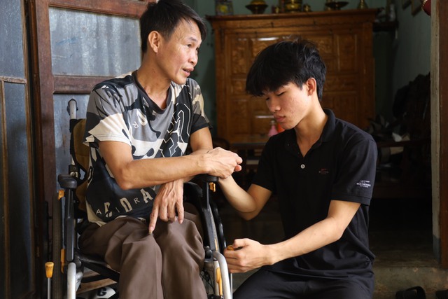 Hỗ trợ nam sinh Quảng Trị có cha liệt 2 chân, chông chênh trước cổng trường y - Ảnh 2.