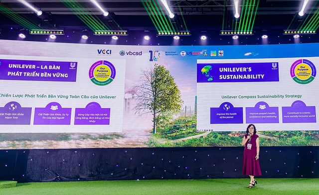 Bà Lê Thị Hồng Nhi - Giám đốc Truyền thông và Đối ngoại Unilever Việt Nam chia sẻ về chiến lược tăng trưởng xanh tại Diễn đàn Doanh nghiệp Phát triển Bền vững Việt Nam 2023