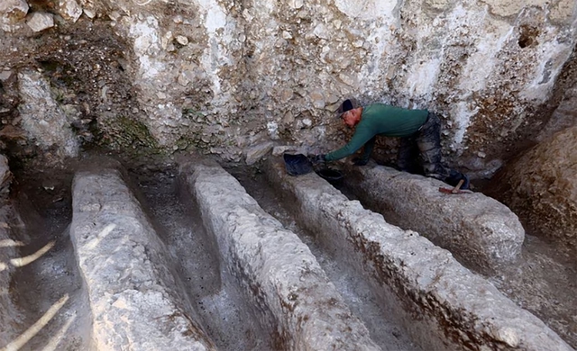 Các nhà khảo cổ tìm thấy những đường ống đá 'bí ẩn' gần di tích Jerusalem - Ảnh 1.