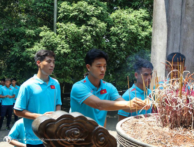 HLV Troussier và đội tuyển U.23 Việt Nam dâng hương tưởng niệm các Vua Hùng - Ảnh 3.
