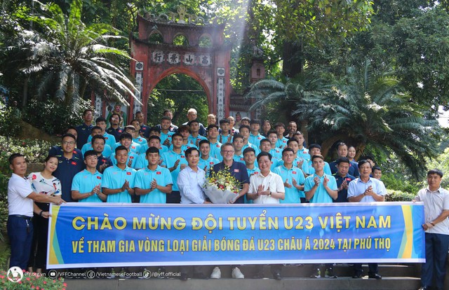 HLV Troussier và đội tuyển U.23 Việt Nam dâng hương tưởng niệm các Vua Hùng - Ảnh 1.