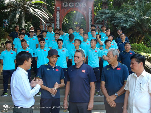 HLV Troussier và đội tuyển U.23 Việt Nam dâng hương tưởng niệm các Vua Hùng - Ảnh 4.