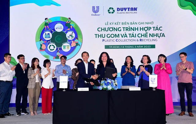 Unilever triển khai, hợp tác cùng các đối tác Tái Chế Duy Tân, Vietcycle… nhằm thúc đẩy mô hình kinh tế tuần hoàn trong quản lý rác thải nhựa. Ảnh Unilever Việt Nam