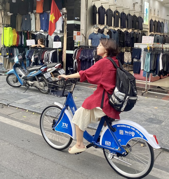 Hào hứng trải nghiệm xe đạp công cộng ở Hà Nội - Ảnh 1.