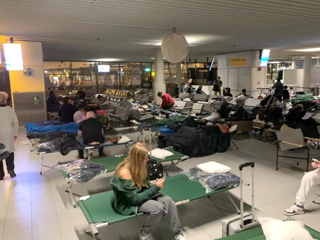 Hàng ngàn hành khách phải qua đêm trên ghế bố ở các sân bay châu Âu - Ảnh 1.