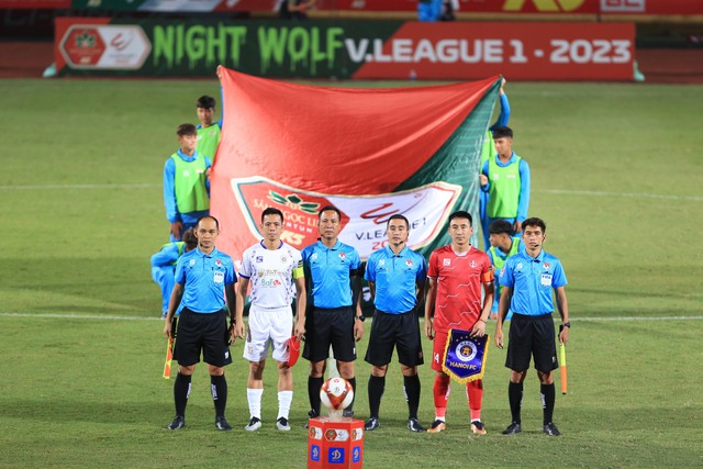 Tiền vệ Hoàng Đức xuất sắc nhất V-League 2023, HLV ngoại của đội Hà Nội được vinh danh  - Ảnh 9.