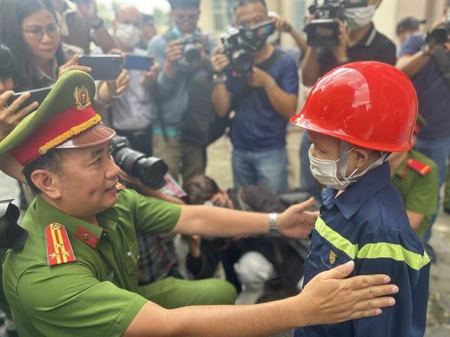 Cậu bé 8 tuổi mắc ung thư: 'Con muốn làm lính cứu hoả' - Ảnh 1.