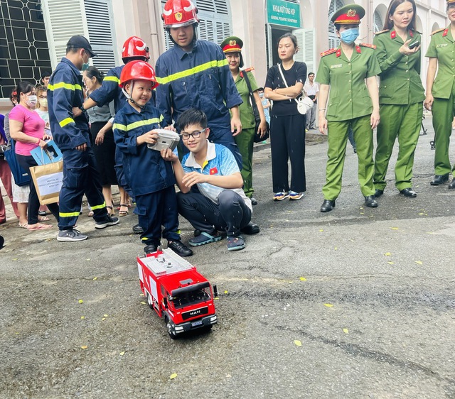 Cậu bé 8 tuổi mắc ung thư: 'Con muốn làm lính cứu hoả' - Ảnh 2.