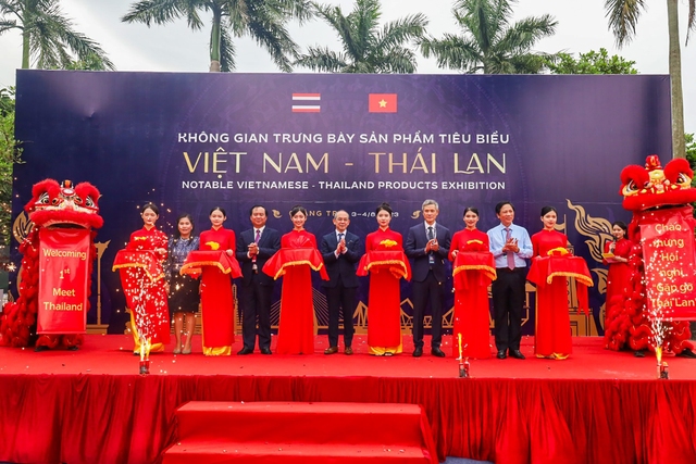 Các đại biểu cắt băng khánh thành không gian trưng bày sản phẩm Việt Nam- Thái Lan. ẢNH: BẢO KHÁNH