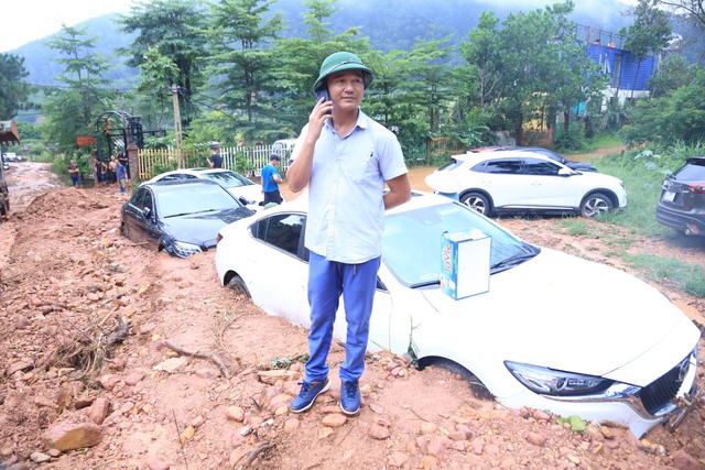 Hiện trường vụ đất đá đồi vùi lấp hàng loạt ô tô ở Hà Nội - Ảnh 3.