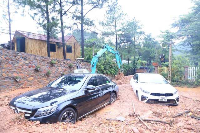 Hiện trường vụ đất đá đồi vùi lấp hàng loạt ô tô ở Hà Nội - Ảnh 1.