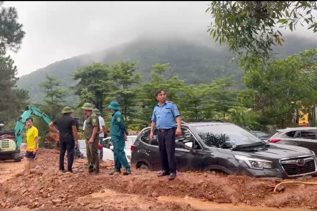 Hiện trường vụ đất đá đồi vùi lấp hàng loạt ô tô ở Hà Nội - Ảnh 5.