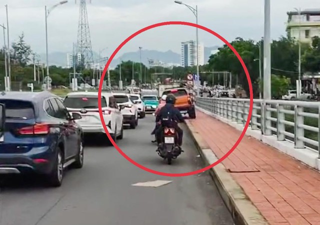 Đà Nẵng: Xử phạt tài xế xe bán tải 'diễn xiếc' trên cầu Hòa Xuân - Ảnh 1.