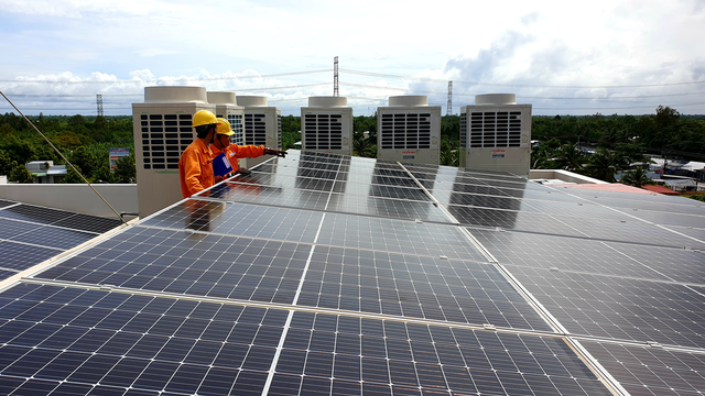 Điện mặt trời tự sản tự tiêu “loại” khu công nghiệp - Ảnh 1.