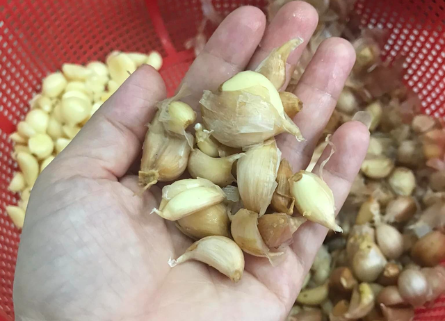 Soaking garlic in water makes it easier to peel. - Photo 1.