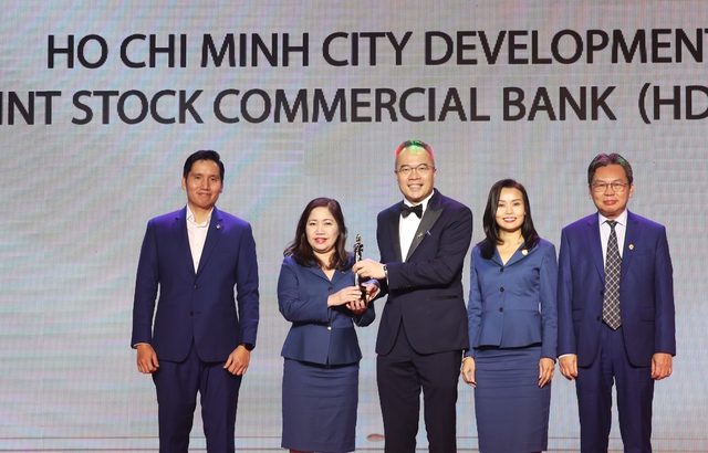 HDBank là ngân hàng 6 lần liên tiếp nhận giải &quot;Nơi làm việc tốt nhất Châu Á - Best companies to work for in Asia&quot; và là đơn vị được vinh danh &quot;Doanh nghiệp chuyển đổi số&quot;