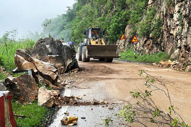 Đá lăn từ trên núi xuống đè bẹp ô tô đang lưu thông trên QL6 - Ảnh 3.