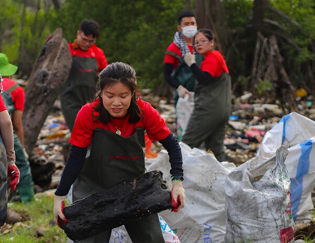 'Cô gái vàng' trong làng nhặt rác - Ảnh 3.