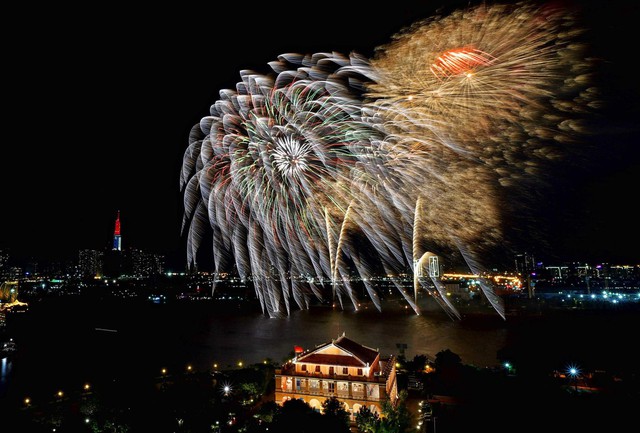 Bắn pháo hoa tầm thấp trên sông Sài Gòn tại Lễ hội sông nước  - Ảnh 1.