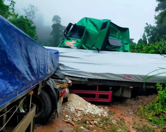 QL 8 ở Lào xảy ra sạt lở, nhiều phương tiện bị mắc kẹt, vùi lấp - Ảnh 2.