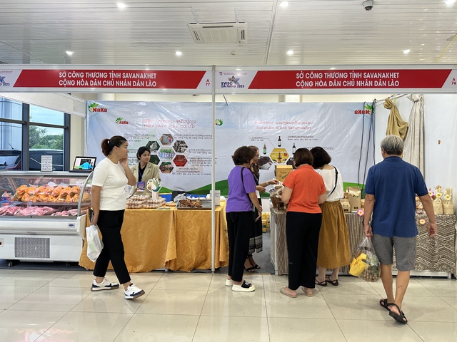 Hơn 300 gian hàng tham gia hội chợ quốc tế hàng lang kinh tế Đông Tây - Ảnh 1.