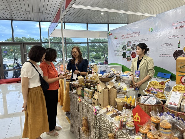 Hơn 300 gian hàng tham gia hội chợ quốc tế hàng lang kinh tế Đông Tây - Ảnh 2.