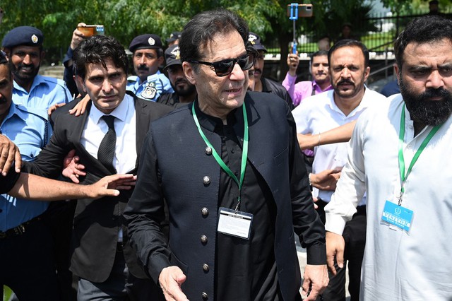 Cựu Thủ tướng Pakistan Imran Khan bị bắt - Ảnh 1.