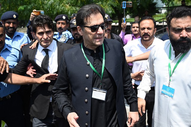 Cựu Thủ tướng Pakistan Imran Khan bị bắt - Ảnh 1. Cựu Thủ tướng Pakistan Imran Khan bị bắt - Ảnh 1.