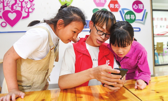 Trung Quốc đề xuất giới hạn dùng smartphone cho người dưới 18 tuổi - Ảnh 1.